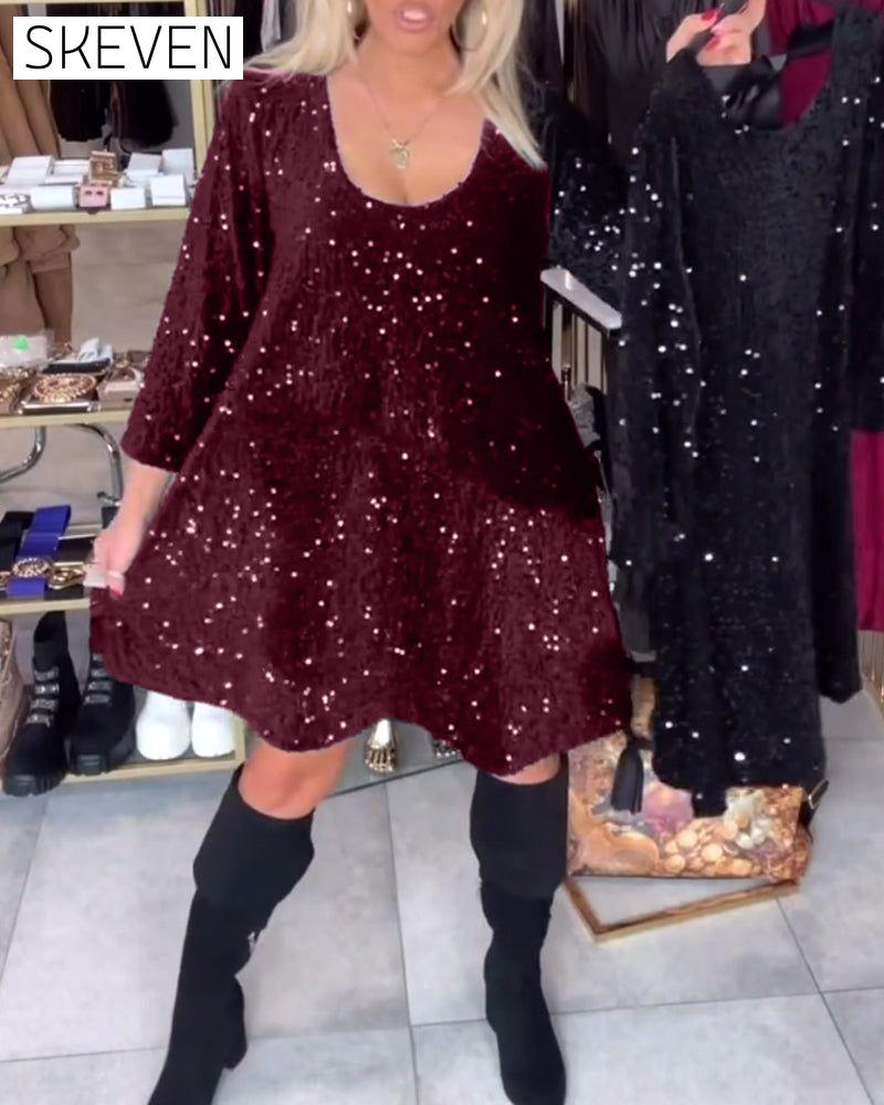 Samtkleid mit Pailletten und weitem Ausschnitt