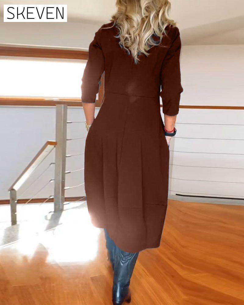 Elegantes, einfarbiges Kleid mit Rundhalsausschnitt und Taschen