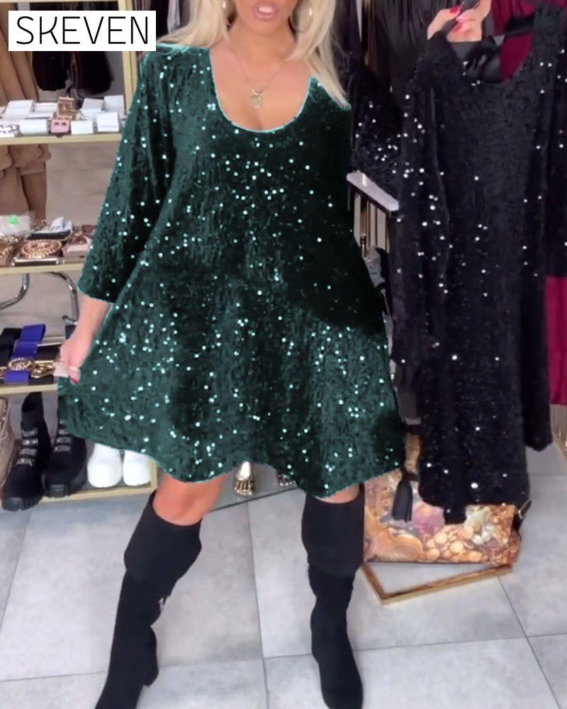 Samtkleid mit Pailletten und weitem Ausschnitt
