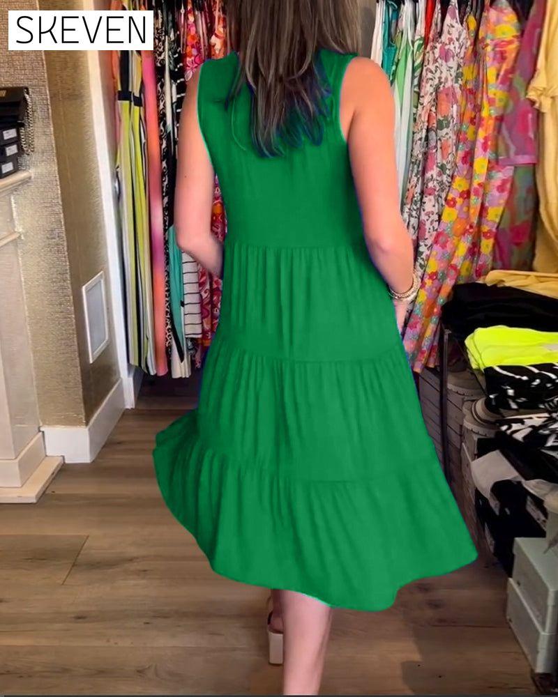 Plissiertes, ärmelloses, locker sitzendes Kleid