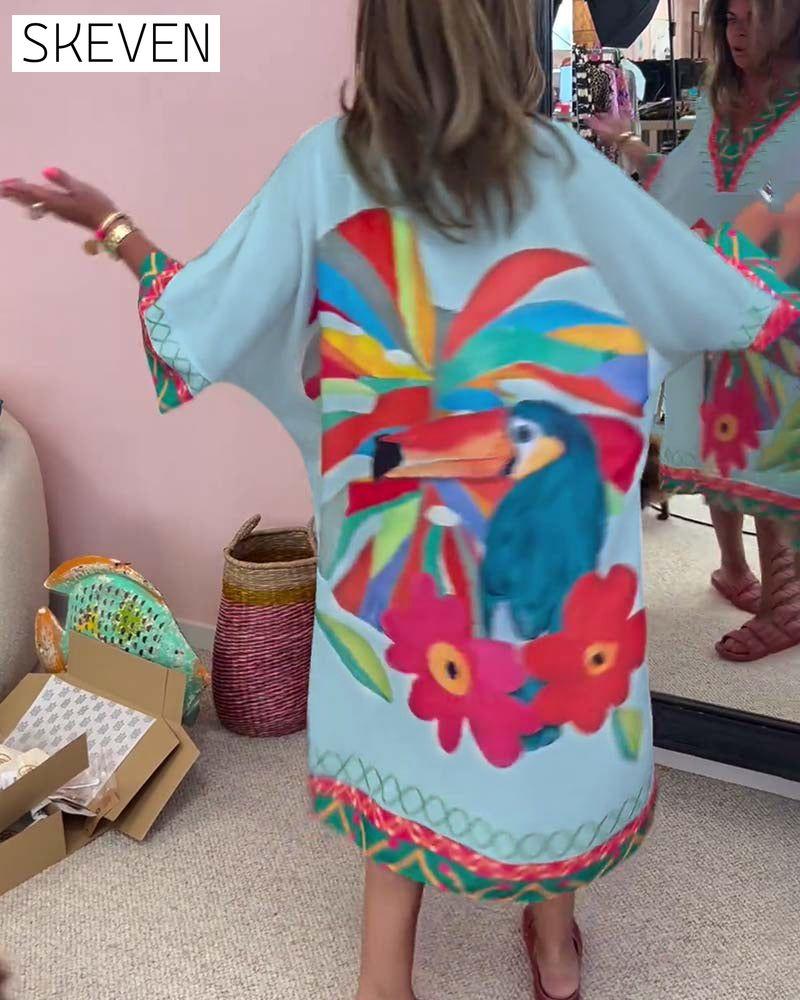 Kleid mit Graffiti-Print und V-Ausschnitt