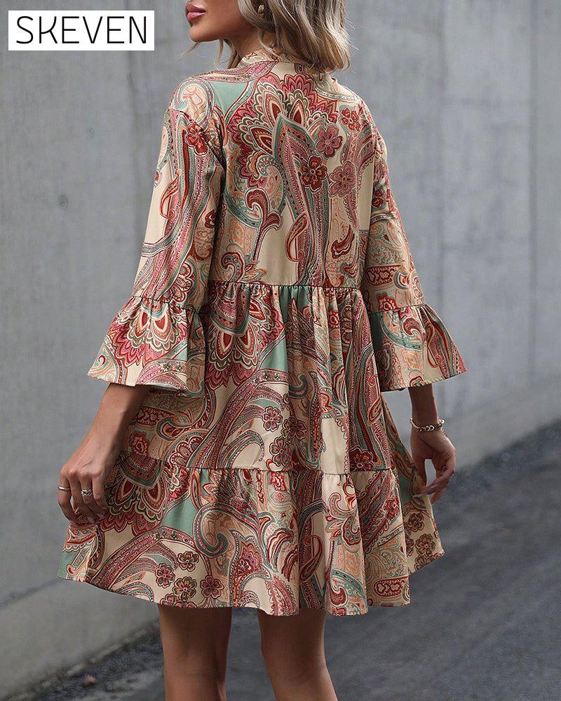 Kleid mit Paisley-Muster und V-Ausschnitt
