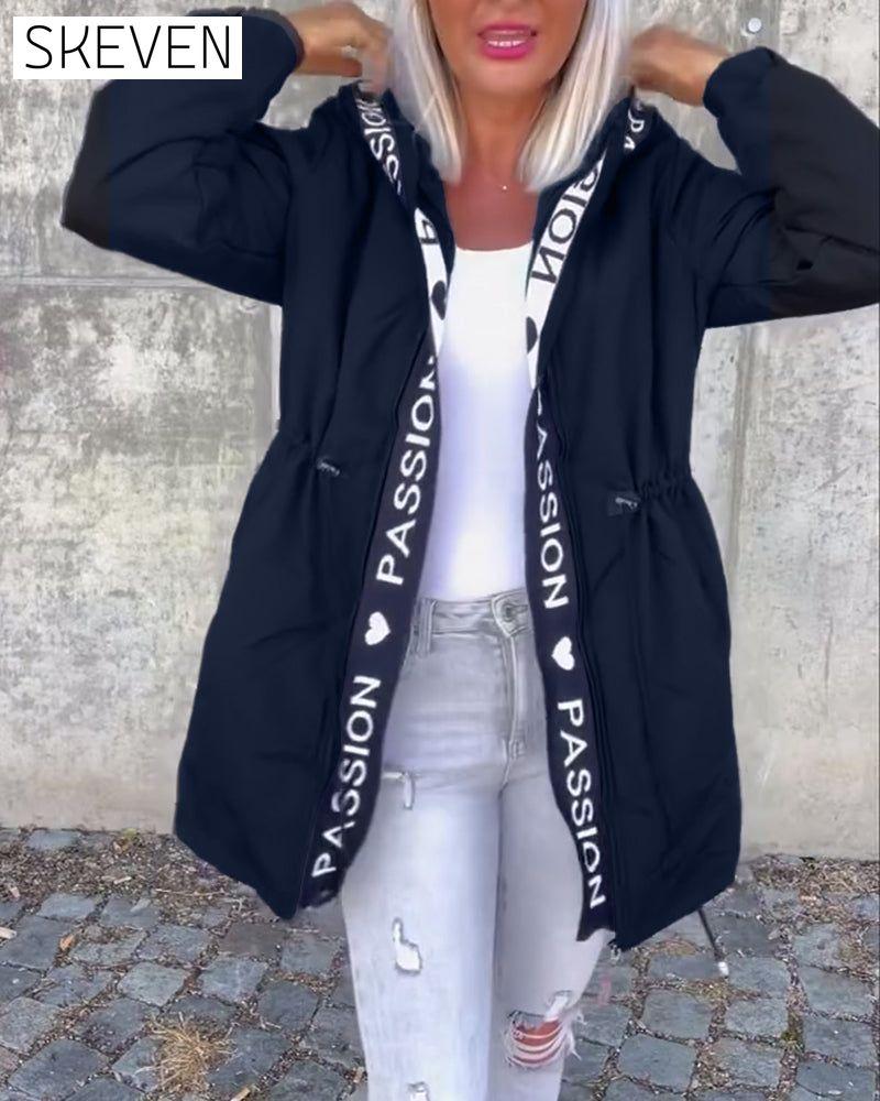 Lässiger Kapuzenmantel mit Buchstabenprint und Kordelzug