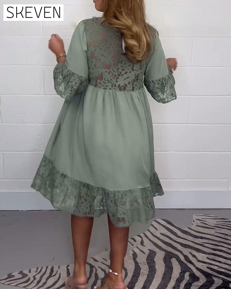 Elegantes, einfarbiges Spitzenkleid mit lockerem V-Ausschnitt
