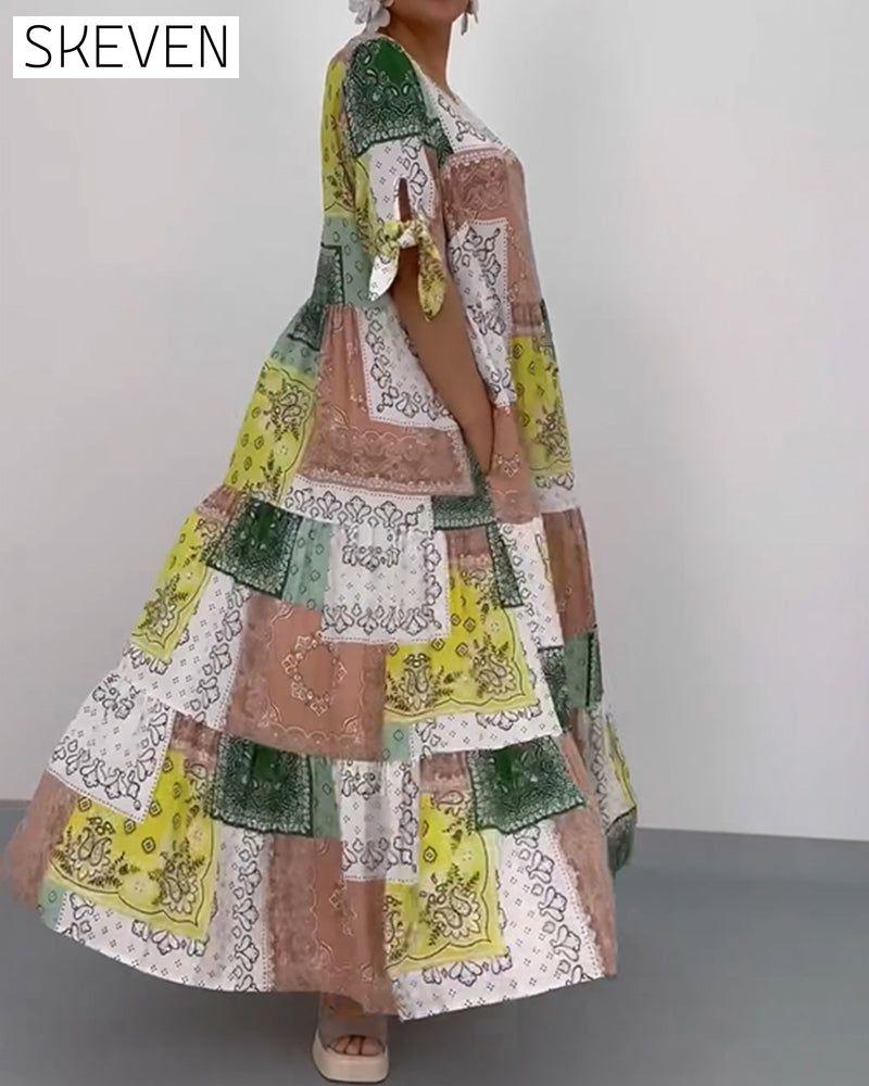 Langes, locker sitzendes Kleid mit Rundhalsausschnitt und quadratischem Muster