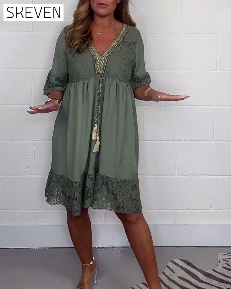 Elegantes, einfarbiges Spitzenkleid mit lockerem V-Ausschnitt