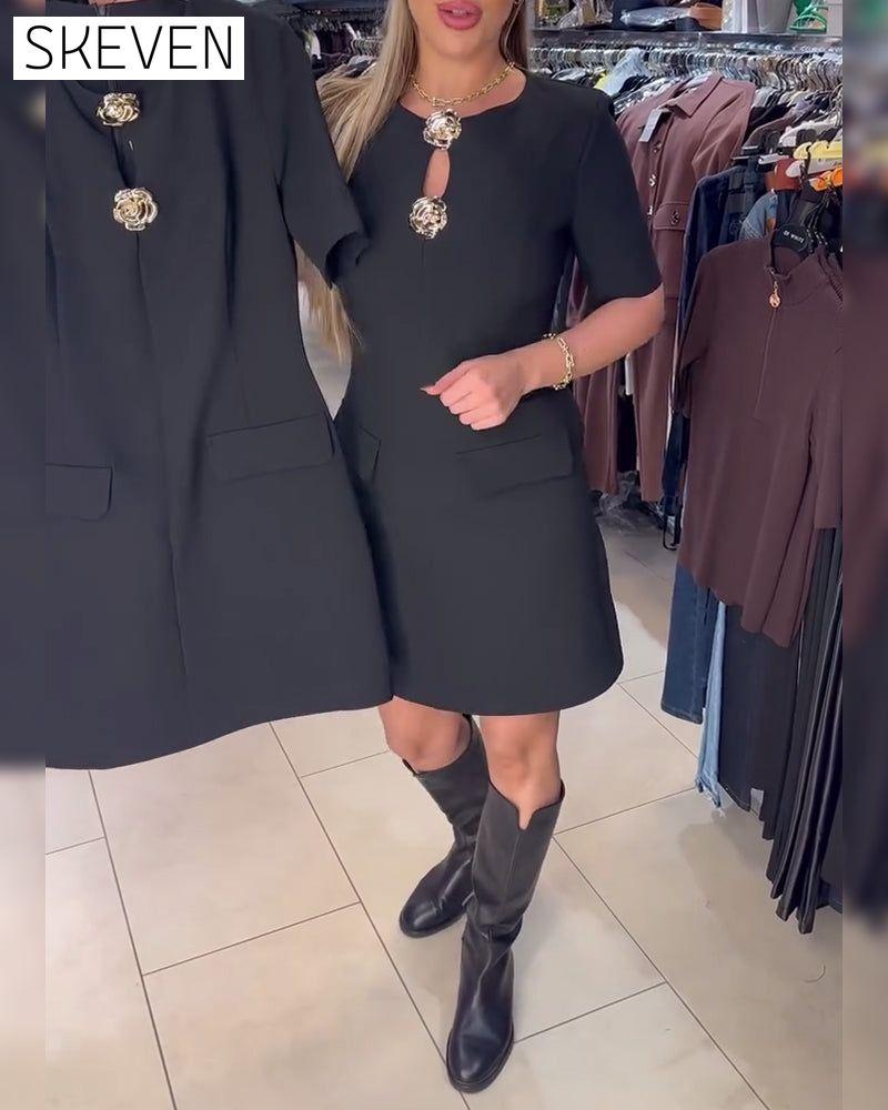 Figurbetontes Kurzarmkleid mit Metallschnalle