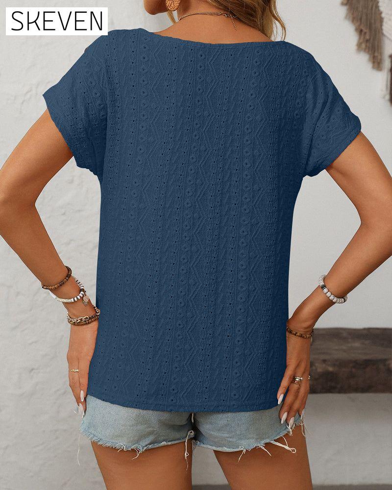 Kurzarmbluse mit Rundhalsausschnitt, Knopfleiste und Cut-Outs