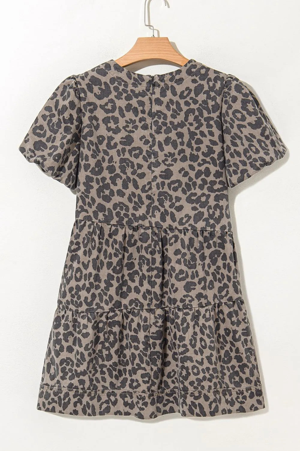 Leoparden-Jeanskleid mit Rundhalsausschnitt und Puffärmeln