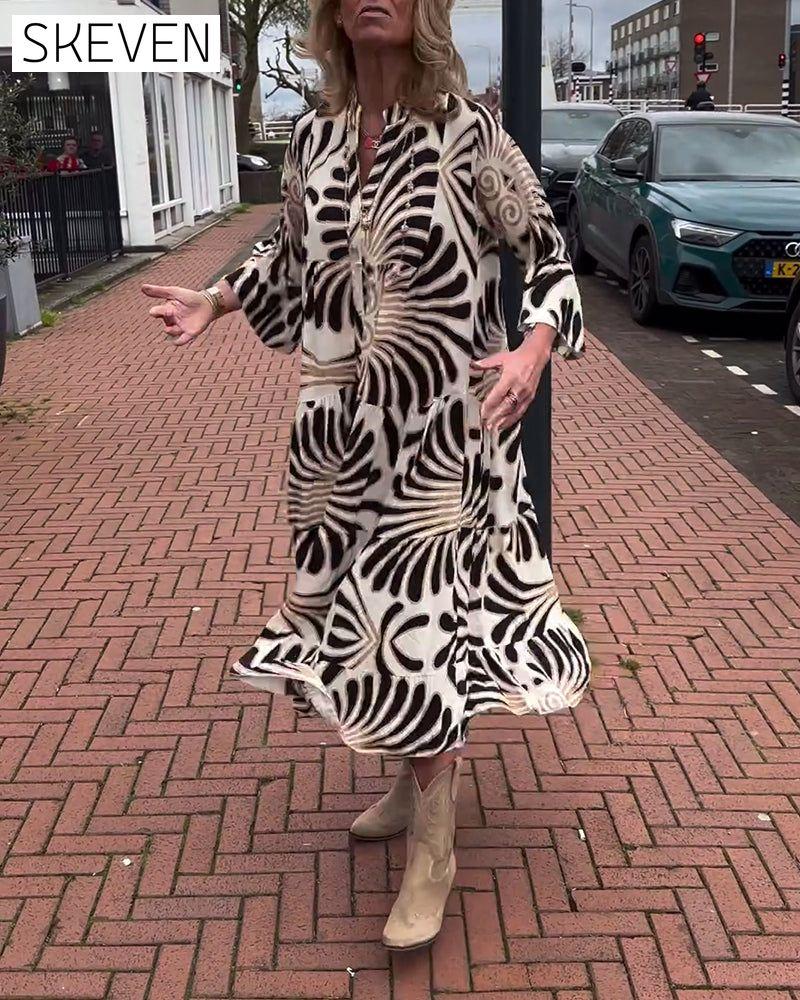Kleid mit Print und V-Ausschnitt sowie ausgestellten Ärmeln