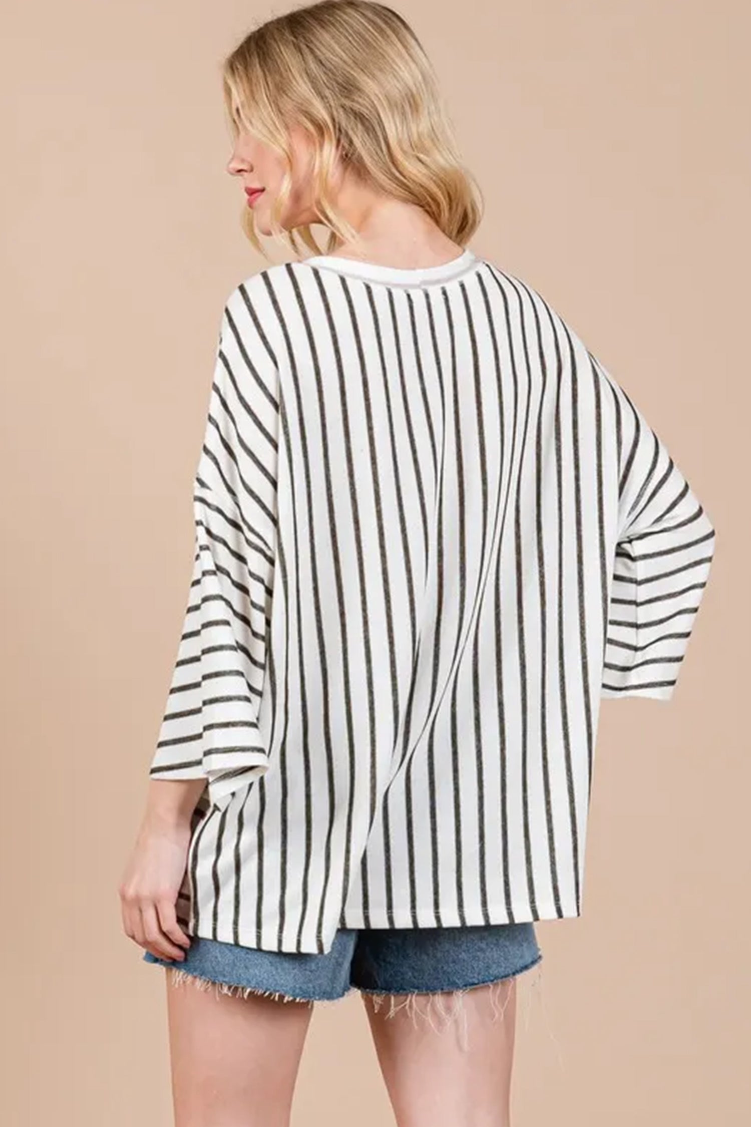 Khakifarbenes, gestreiftes Colorblock-T-Shirt mit 3/4-Ärmeln und lockerer Passform