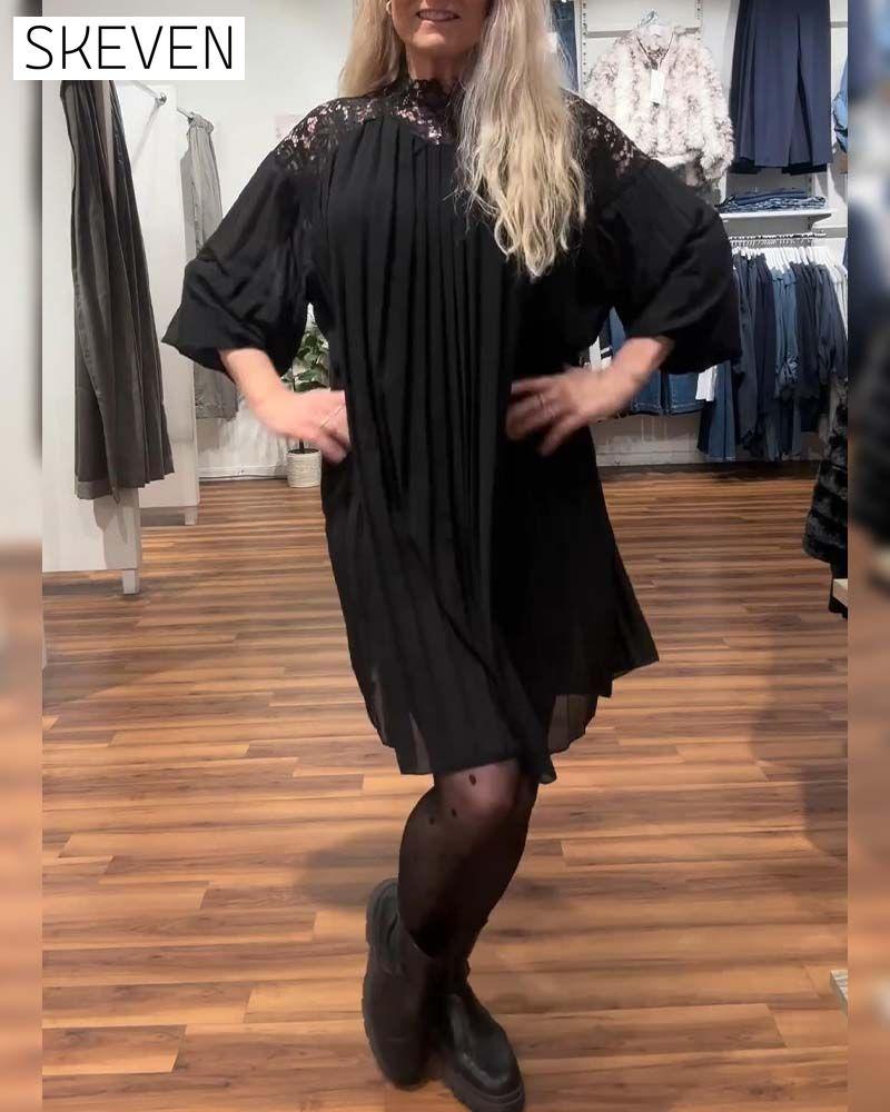 Stilvolles, einfarbiges Patchwork-Kleid mit Falten
