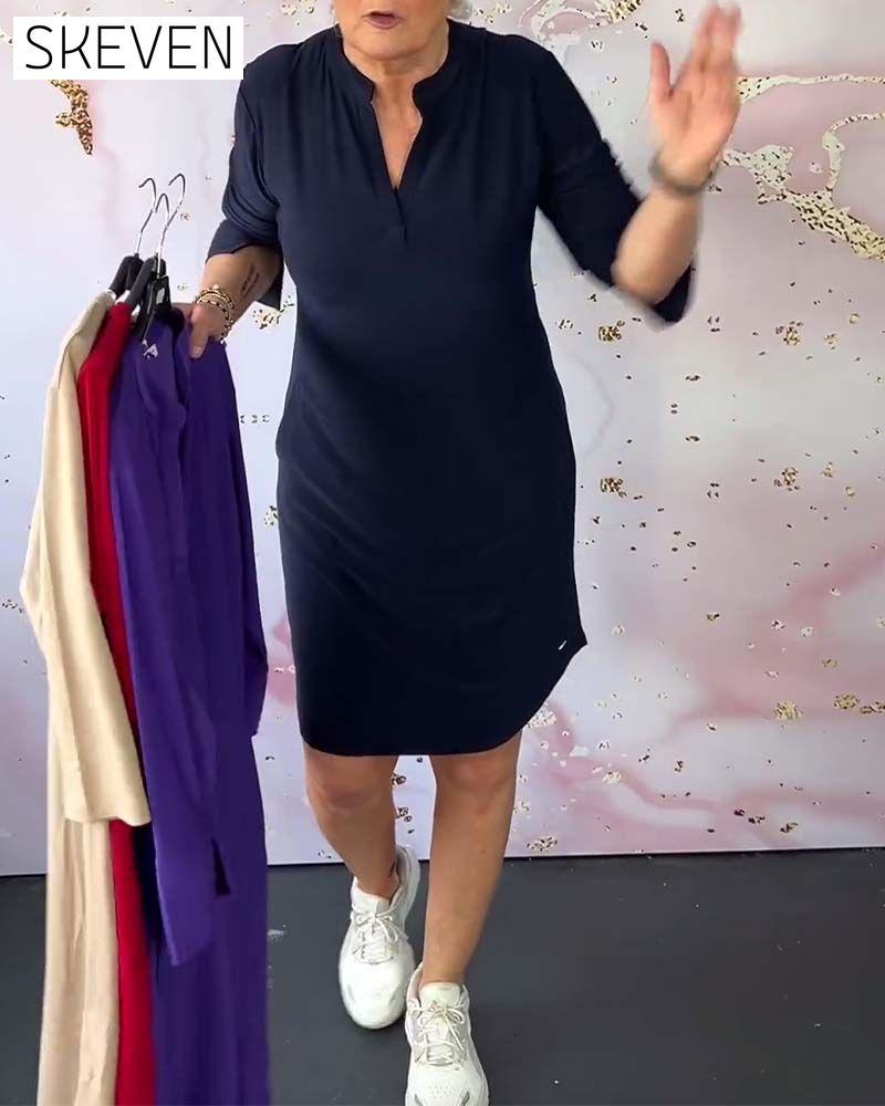 einfarbiges Kleid mit V-Ausschnitt