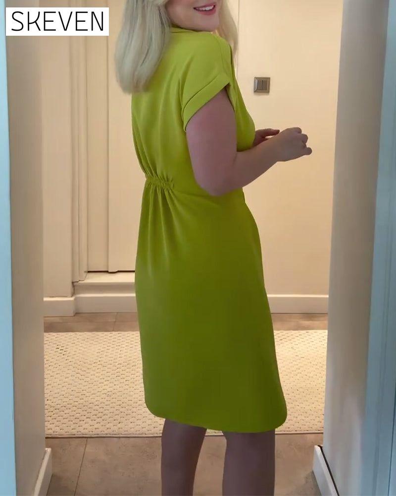 Robe unie à revers et taille plissée