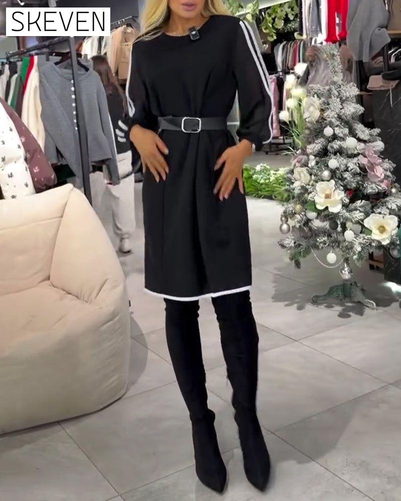 Figurschmeichelndes, gerades Kleid in Kontrastfarbe