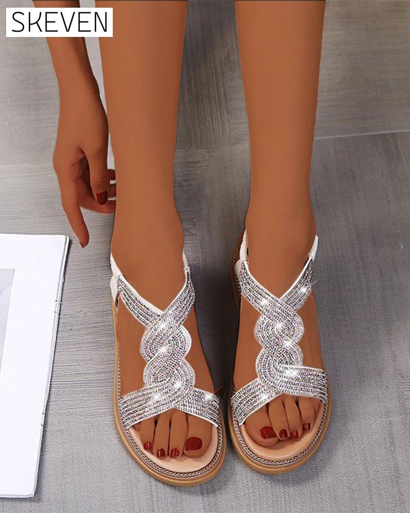 Glänzende Modesandalen mit Keilabsatz