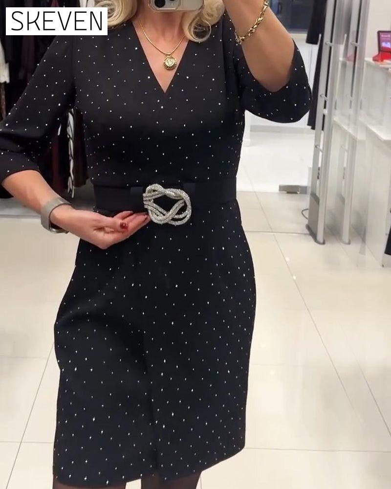 Robe tendance à col en V ornée de strass