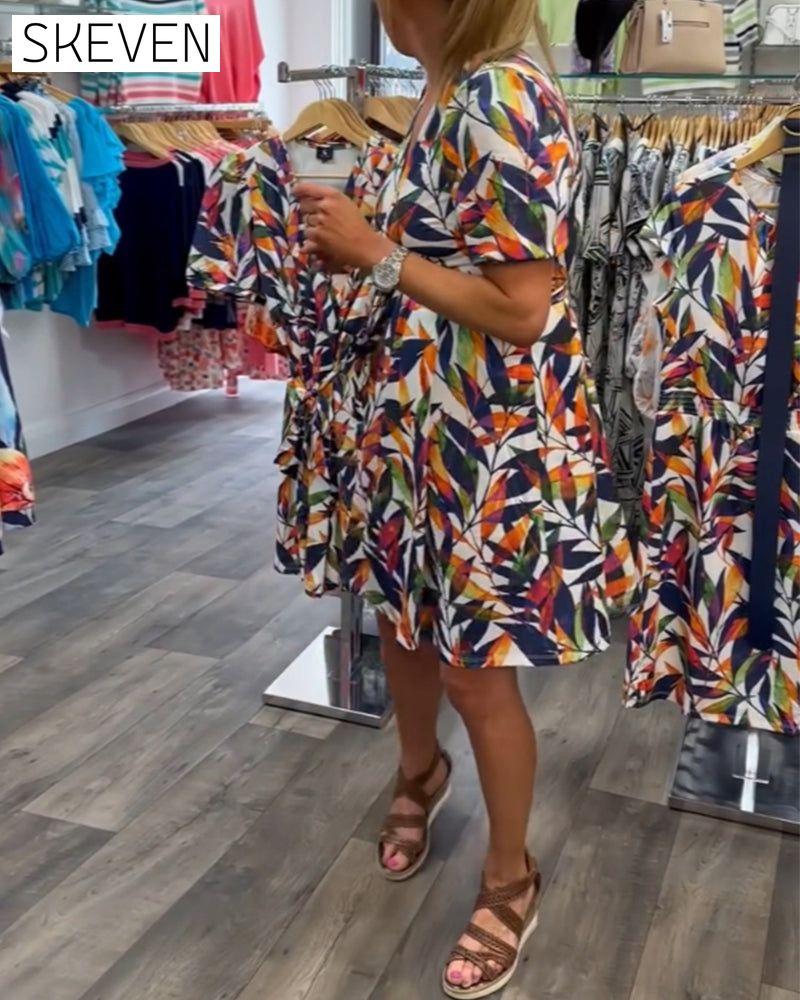 Bedrucktes Kleid mit V-Ausschnitt und kurzen Ärmeln