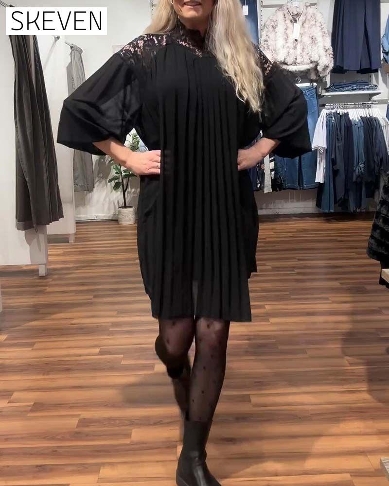 Stilvolles, einfarbiges Patchwork-Kleid mit Falten