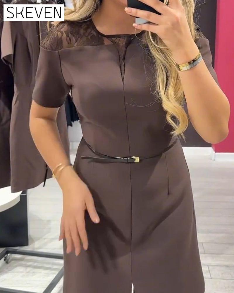 Elegantes, gerades Kleid mit Spitzeneinsatz und Schlitz