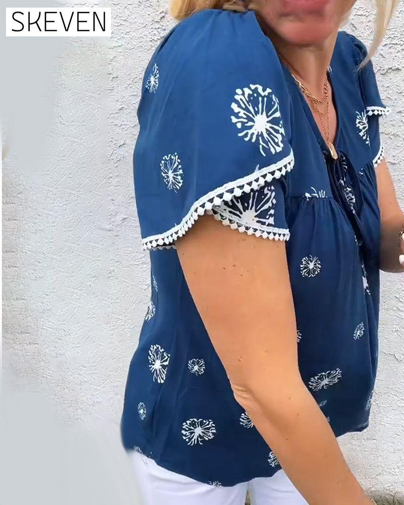 Bluse mit Blütenblattärmeln und Batikmuster
