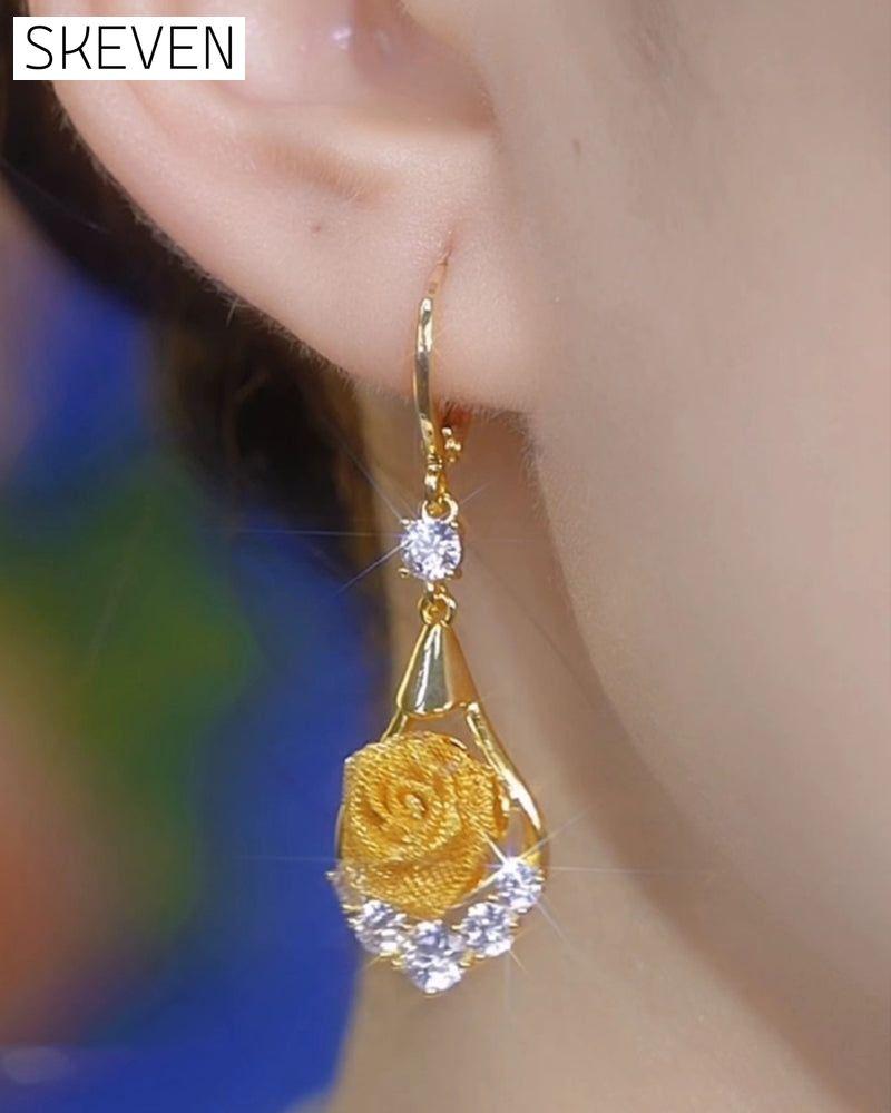Elegante Netzohrringe mit Rosenmotiv