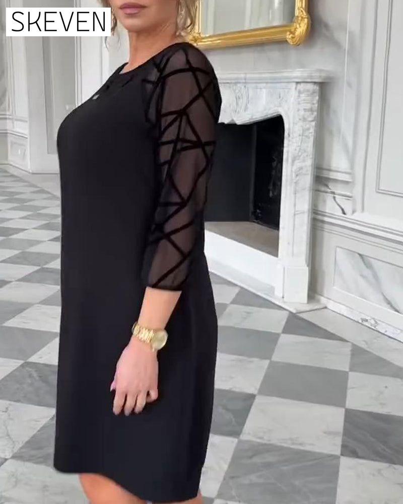 Elegantes modisches Kleid mit Rundhalsausschnitt
