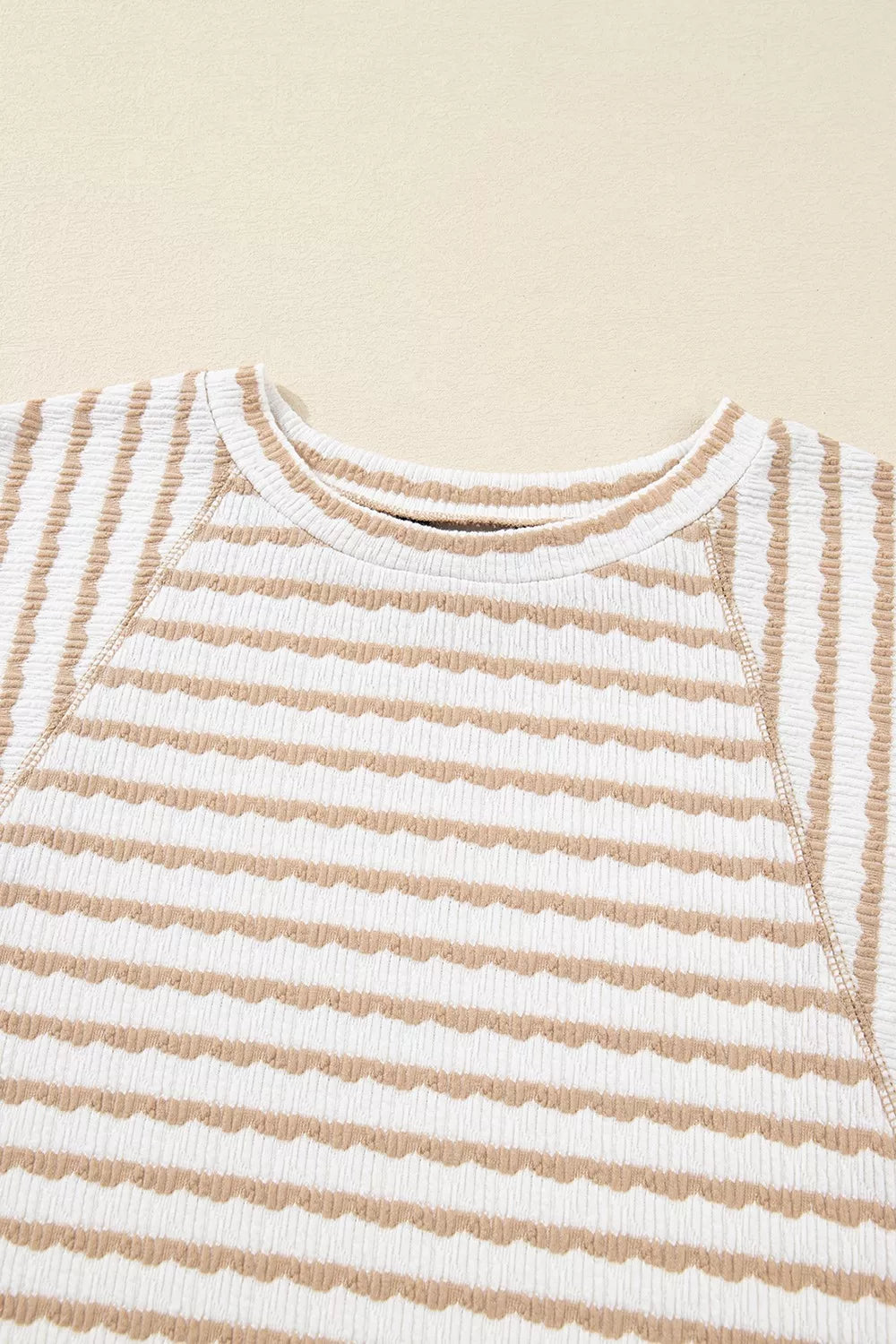 Gestreiftes, strukturiertes Stricktop mit Schlitz am Saum, halben Ärmeln und lockerer Passform