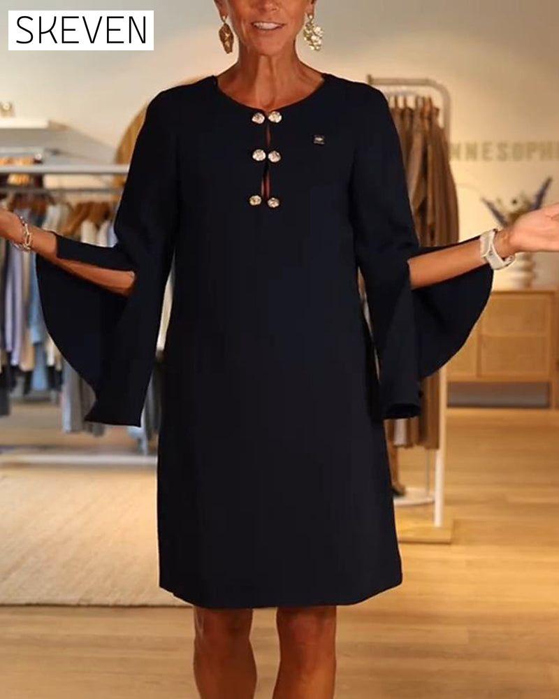 Gerade geschnittenes Kleid mit ausgestellten Ärmeln und Knöpfen