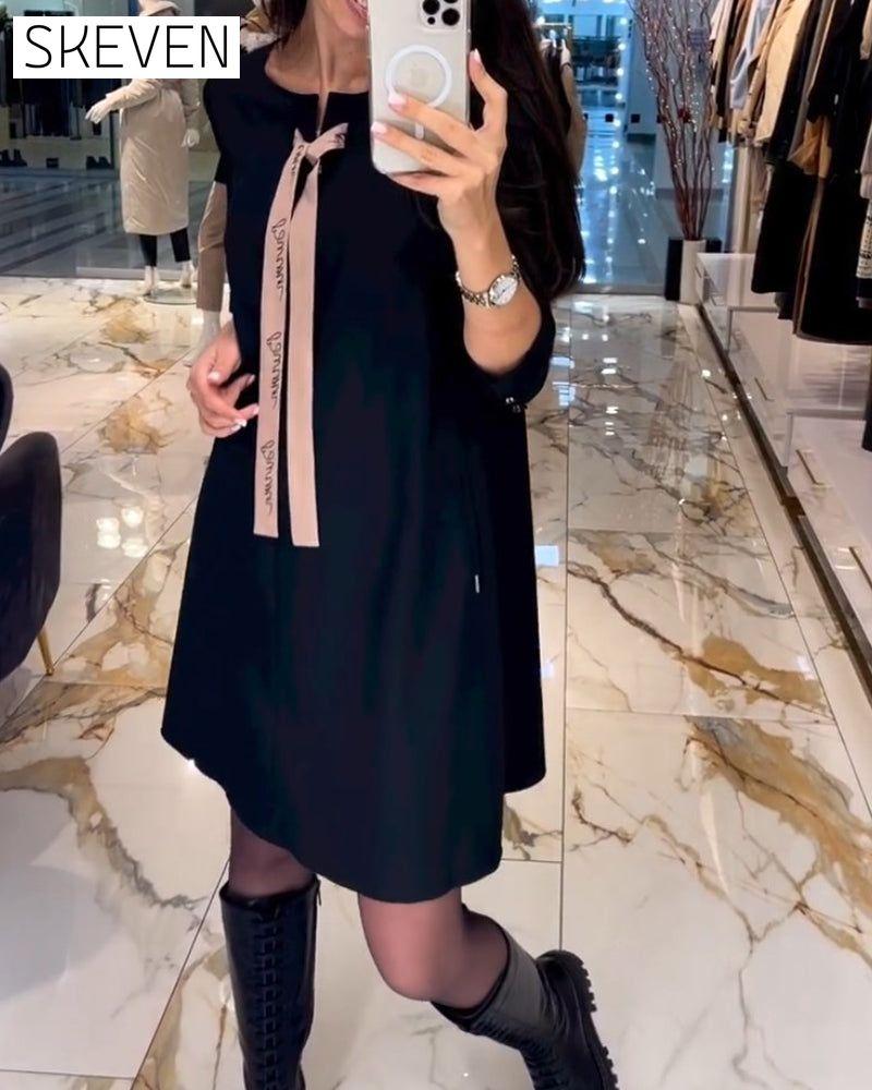 Robe élégante arrivant au genou, à bretelles