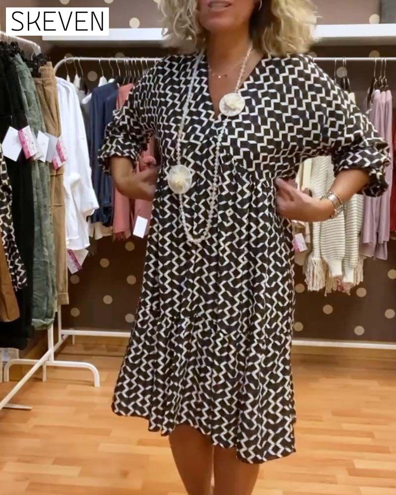 Lässiges Kleid mit geometrischem Muster und V-Ausschnitt