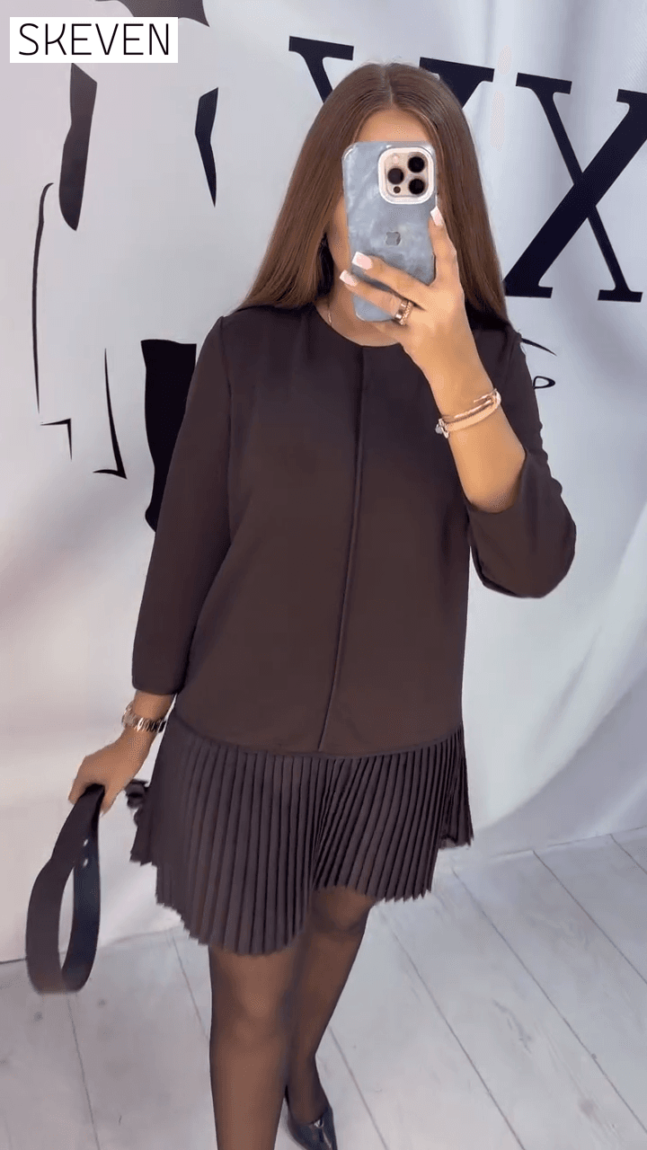Dreiviertelärmeliges, plissiertes Kleid