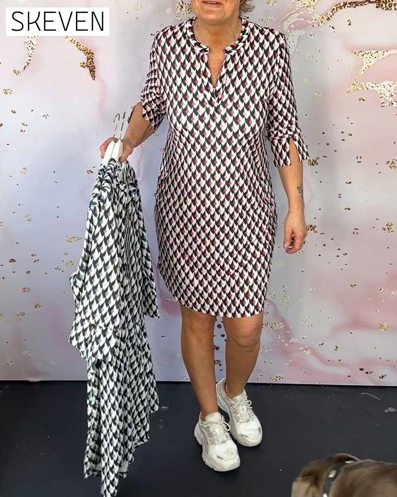 Kleid mit geometrischem Muster und Tasche