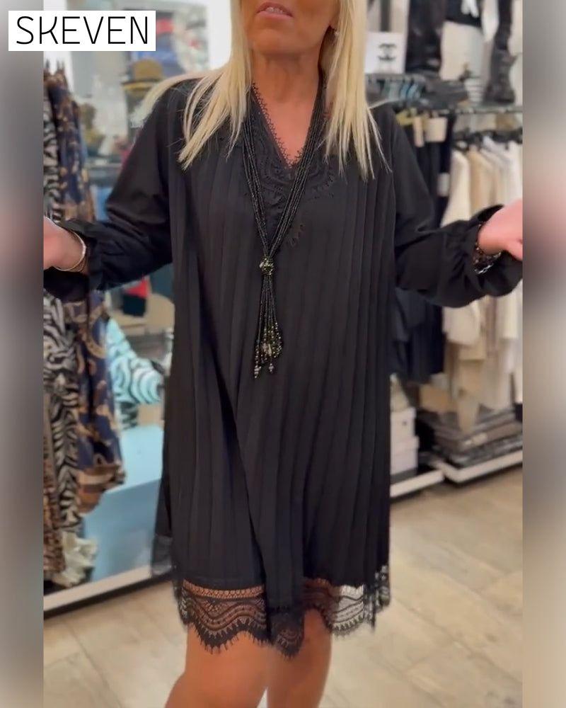 Locker geschnittenes, plissiertes Kleid mit Spitzenbesatz