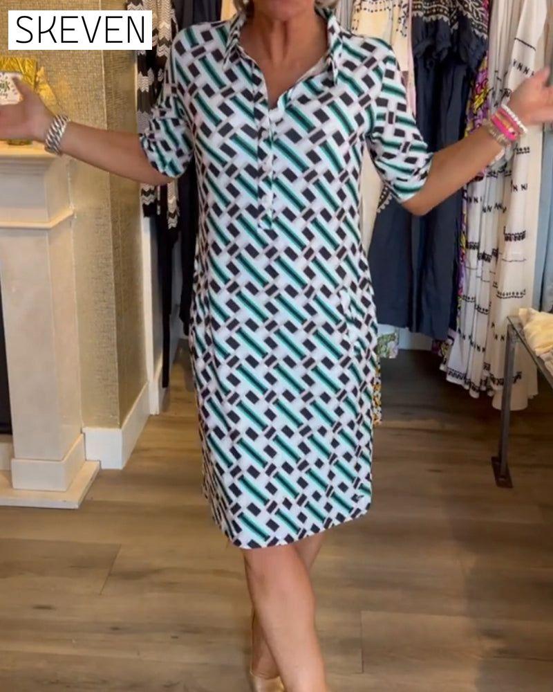 Kleid mit V-Ausschnitt und geometrischem Muster