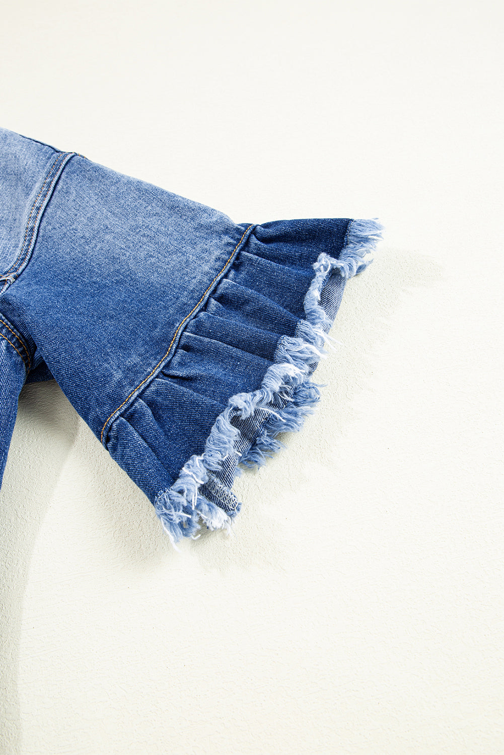 Blue Zone Planet | Pfauenblaue Jeansjacke mit Rüschen und offenem Saum, Kurzarm