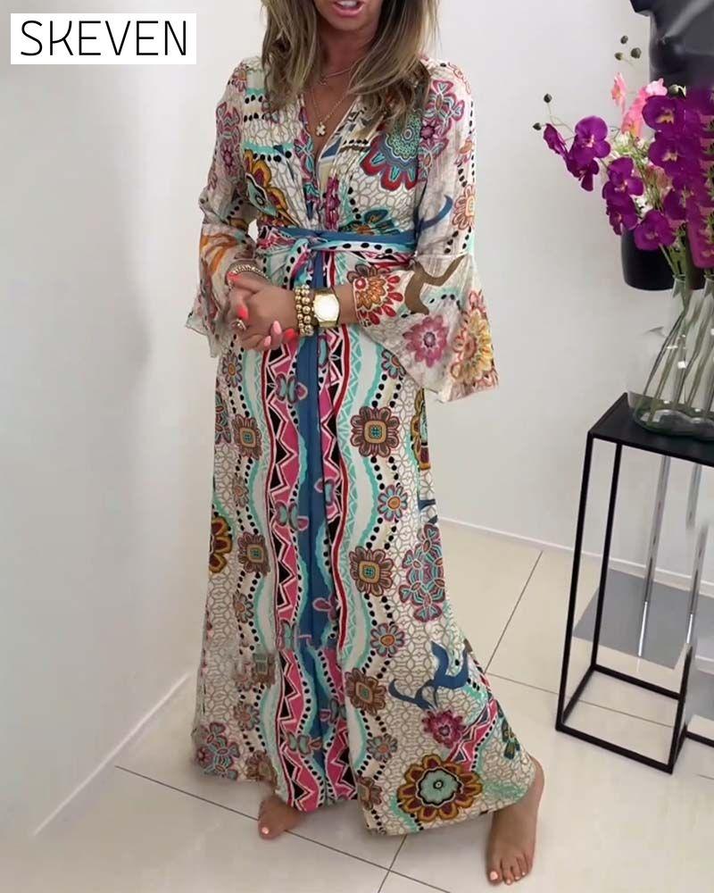 Elegantes Kleid mit farbenfrohem Muster und Glockenärmeln