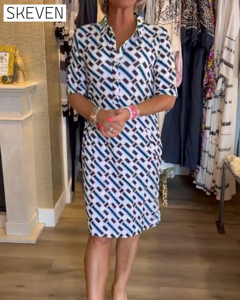 Kleid mit V-Ausschnitt und geometrischem Muster