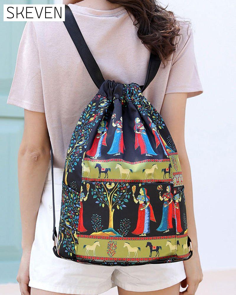 Schultertasche im Ethno-Stil mit Kordelzug