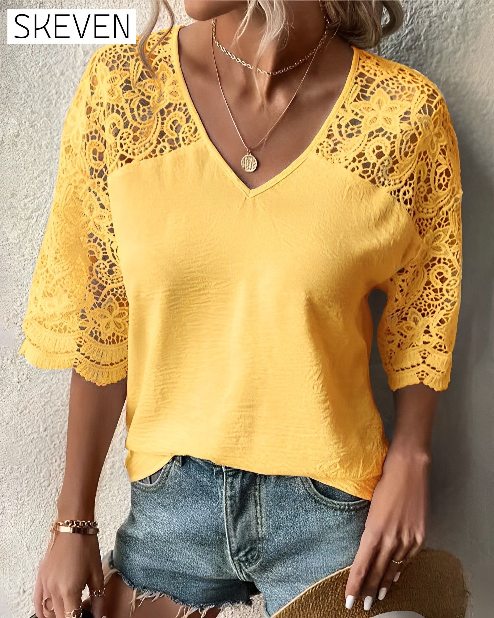 Bluse mit V-Ausschnitt und Spitzenärmeln