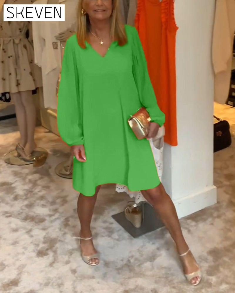 einfarbiges Kleid mit Laternenärmeln und V-Ausschnitt