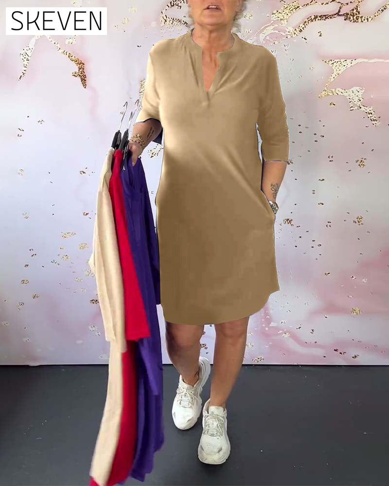 einfarbiges Kleid mit V-Ausschnitt