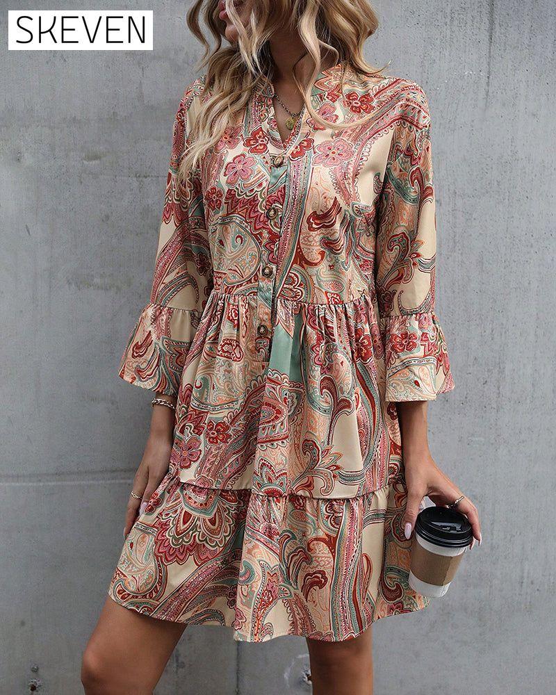 Kleid mit Paisley-Muster und V-Ausschnitt