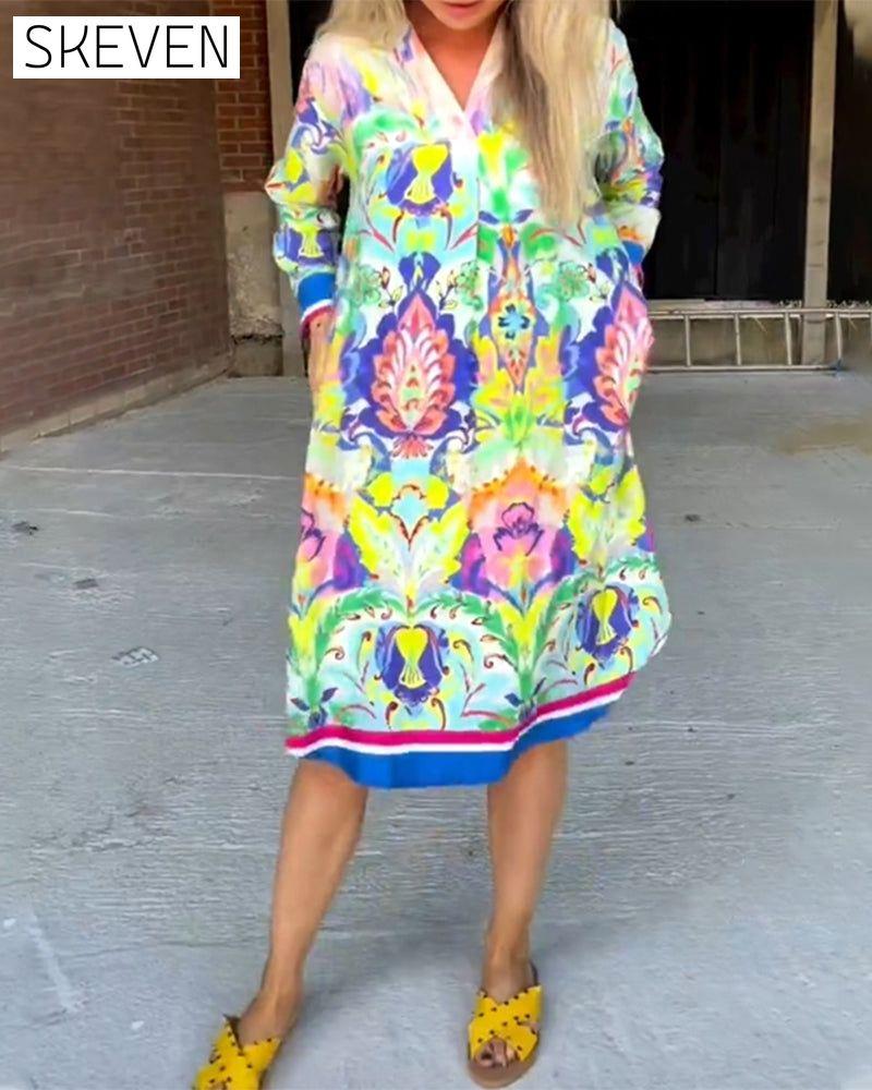 Bedrucktes, locker sitzendes Kleid mit V-Ausschnitt
