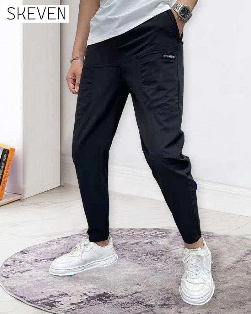 Herren-Cargohose mit hohem Stretchanteil, mehreren Taschen und schmaler Passform