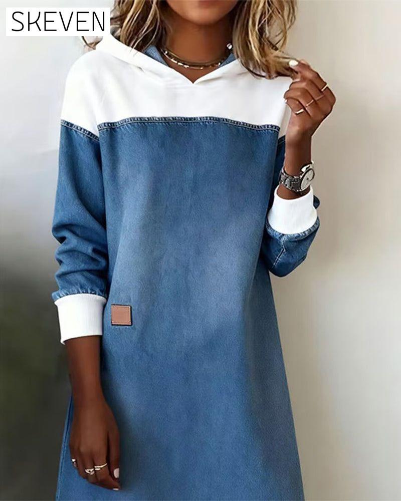 Kapuzenkleid aus Denim mit Patchwork-Details und überschnittenen Schultern