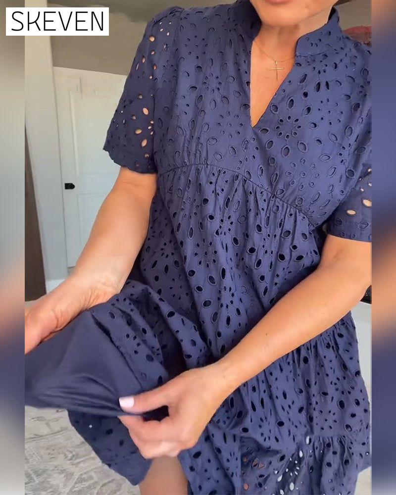 Robe trapèze à col montant et décolleté ajouré