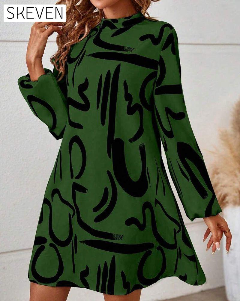Modisches Kleid mit geometrischem Kontrastdruck