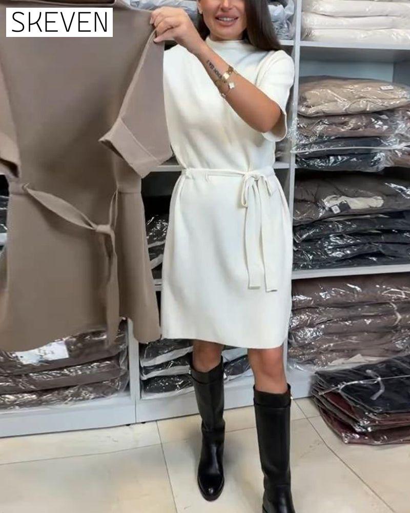 Einfarbiges Strickkleid mit Schärpe