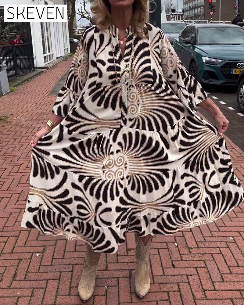 Kleid mit Print und V-Ausschnitt sowie ausgestellten Ärmeln